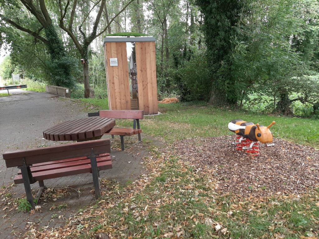 Spielgerät Biene am Dorfplatz